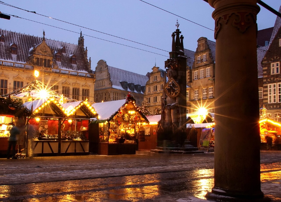 German Christmas Traditions: A Complete Guide 27 The Bremen Christmas market at twilight, featuring decorated stalls, glowing lights, and crowds celebrating the festive season.