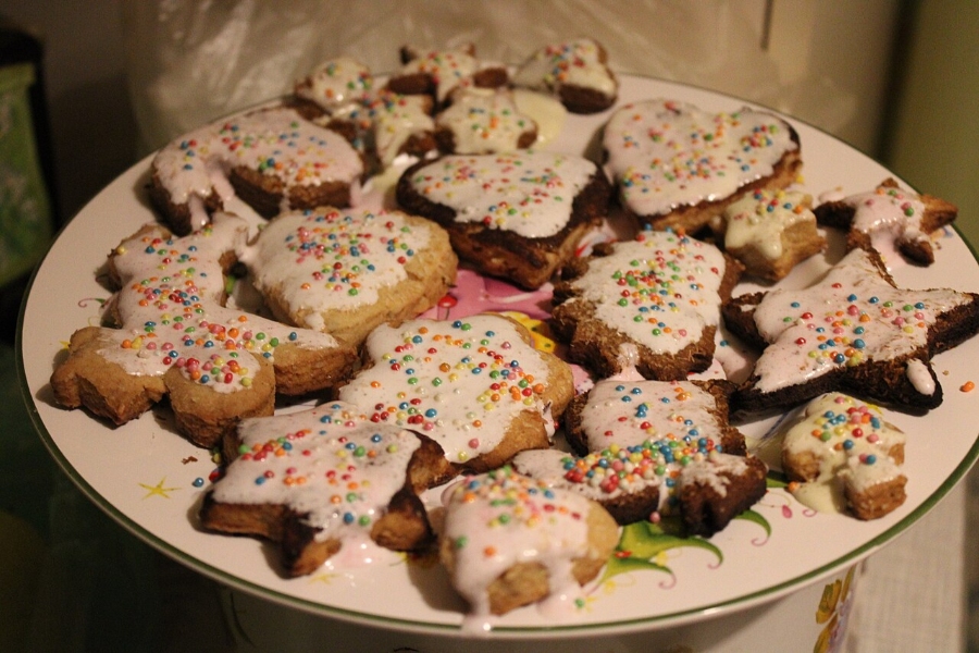 German Christmas Traditions: A Complete Guide 24 Plate showcasing an array of Christmas cookies, including stars, trees, and snowflakes, all beautifully decorated.