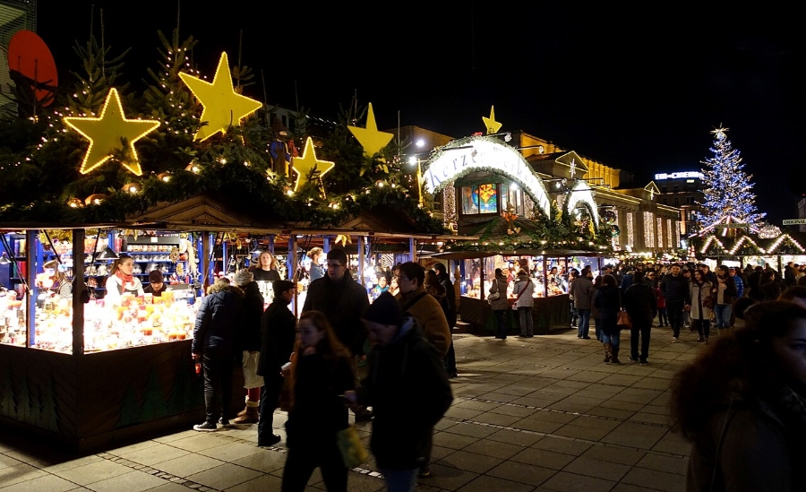 German Christmas Traditions: A Complete Guide 26 Baustling Christmas market in Stuttgart, featuring festive stalls and people enjoying the holiday atmosphere.