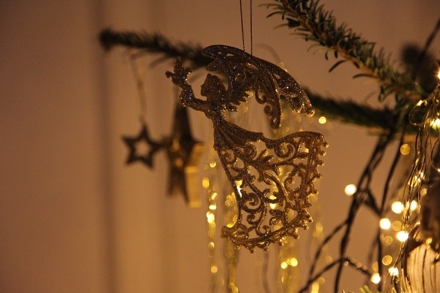 German Christmas Traditions: A Complete Guide 4 Christmas tree featuring elegant gold ornaments, enhancing the seasonal decor with a touch of luxury.