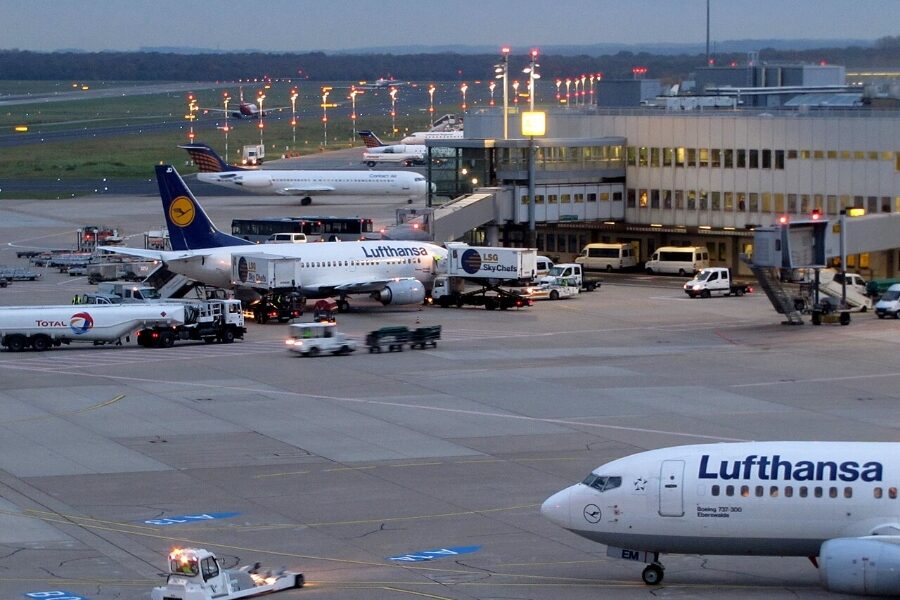 dusseldorf airport germany planes