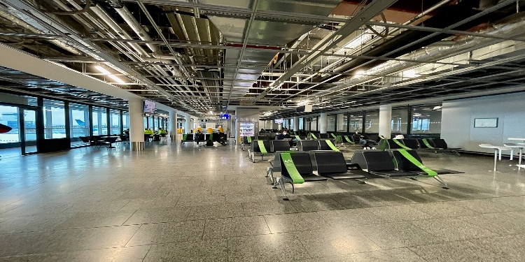 Frankfurt Airport 4 Frankfurt Airport Terminal 1's waiting area, showcasing unoccupied chairs and tables in a spacious environment.