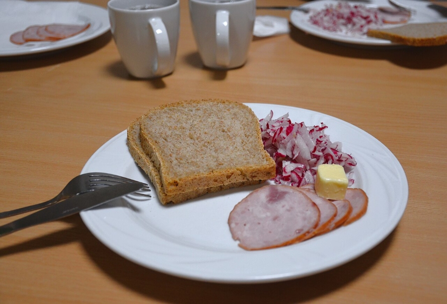 German Bread Culture: Bakeries, Loaves and Traditions 15 Serving plate displaying various types of German bread alongside cured meats and sausages, ready for a meal.