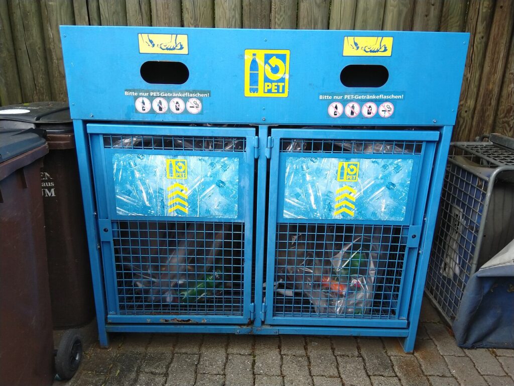 Visiting Germany for the First Time: 20 Essential Tips for New Travelers 12 Blue recycling container with dual doors and a blue lid, intended for waste separation in Germany.