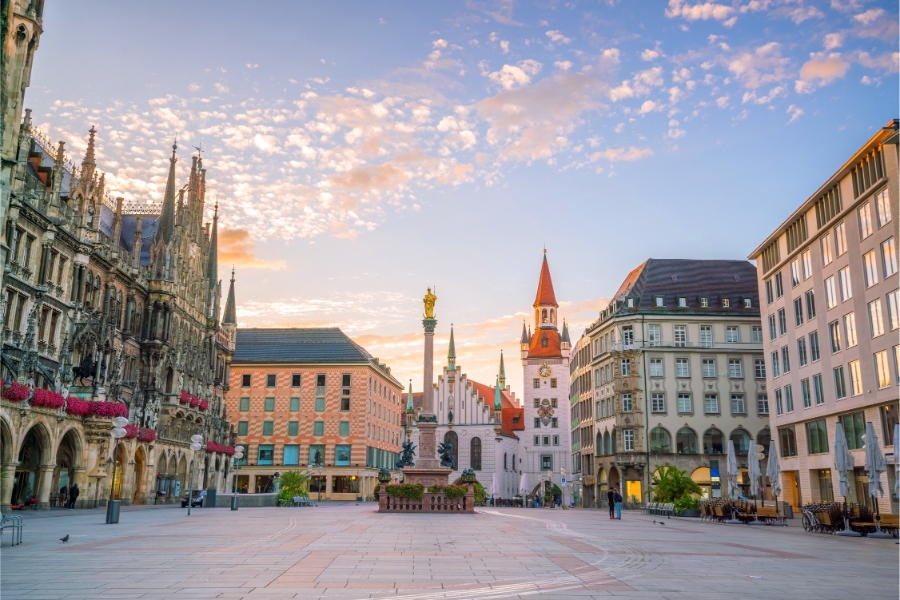 Best Time to Visit Germany: When to Go for Ideal Weather & Festivals 13 Marienplatz Square in Munich, Germany, featuring historic buildings and bustling crowds in a vibrant urban setting.