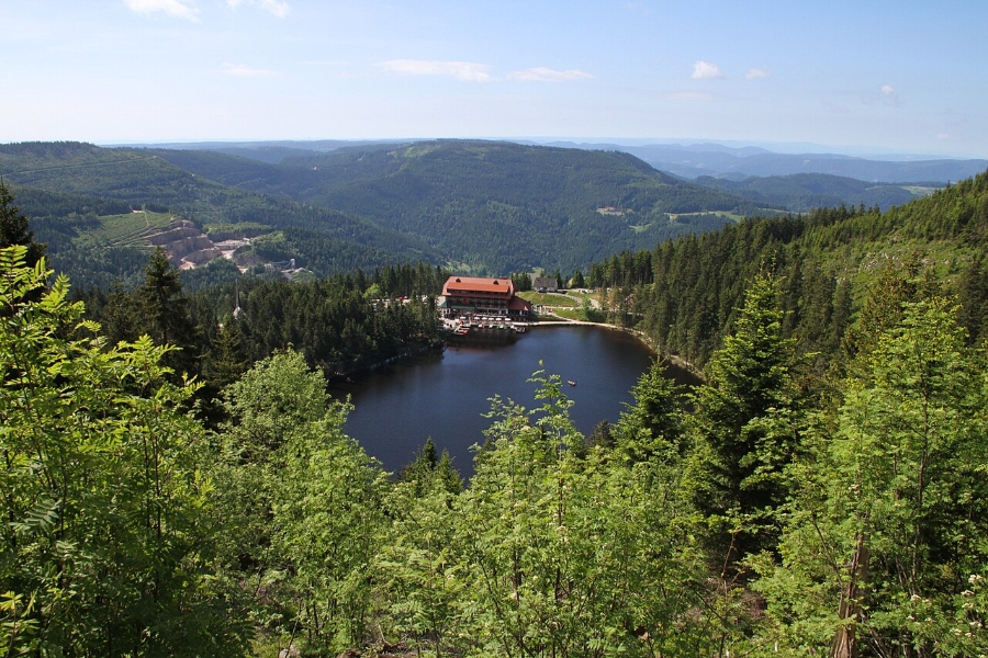 <a href="https://commons.wikimedia.org/wiki/File:Hornisgrinde-Ausblick-14-Mummelsee-Hotel-2013-gje.jpg"target="_blank" rel="nofollow noopener">Gerd Eichmann</a> / Wikimedia Commons, <a href="https://creativecommons.org/licenses/by-sa/4.0"target="_blank" rel="nofollow noopener">CC BY-SA 4.0</a>
