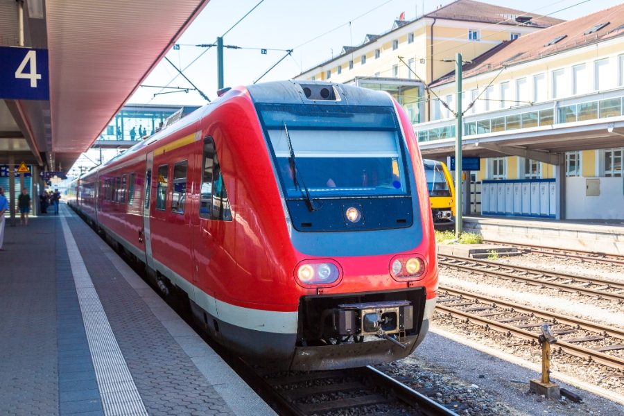 Visiting Germany for the First Time: 20 Essential Tips for New Travelers 7 Munich Hauptbahnhof Central Station, a bustling transport hub with trains, shops, and travelers in a modern architectural setting.