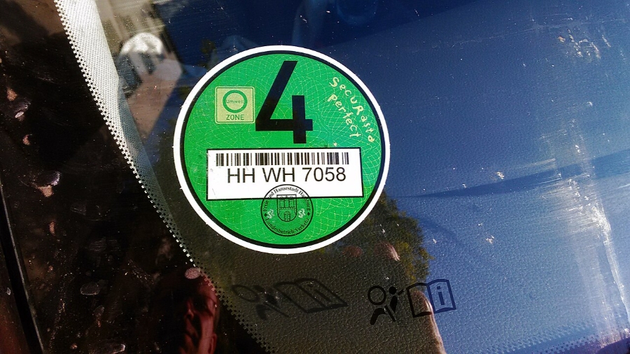 Umweltzone Guide: Germany's Low-Emission Zones Explained for Tourists 6 Green sticker on a car indicating the presence of a pollutant group