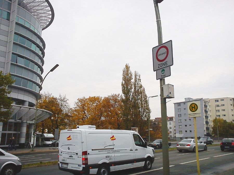 Umweltzone Guide: Germany's Low-Emission Zones Explained for Tourists 7 Van navigates a Berlin street, passing an Umweltzone sign that indicates parking restrictions in the area.